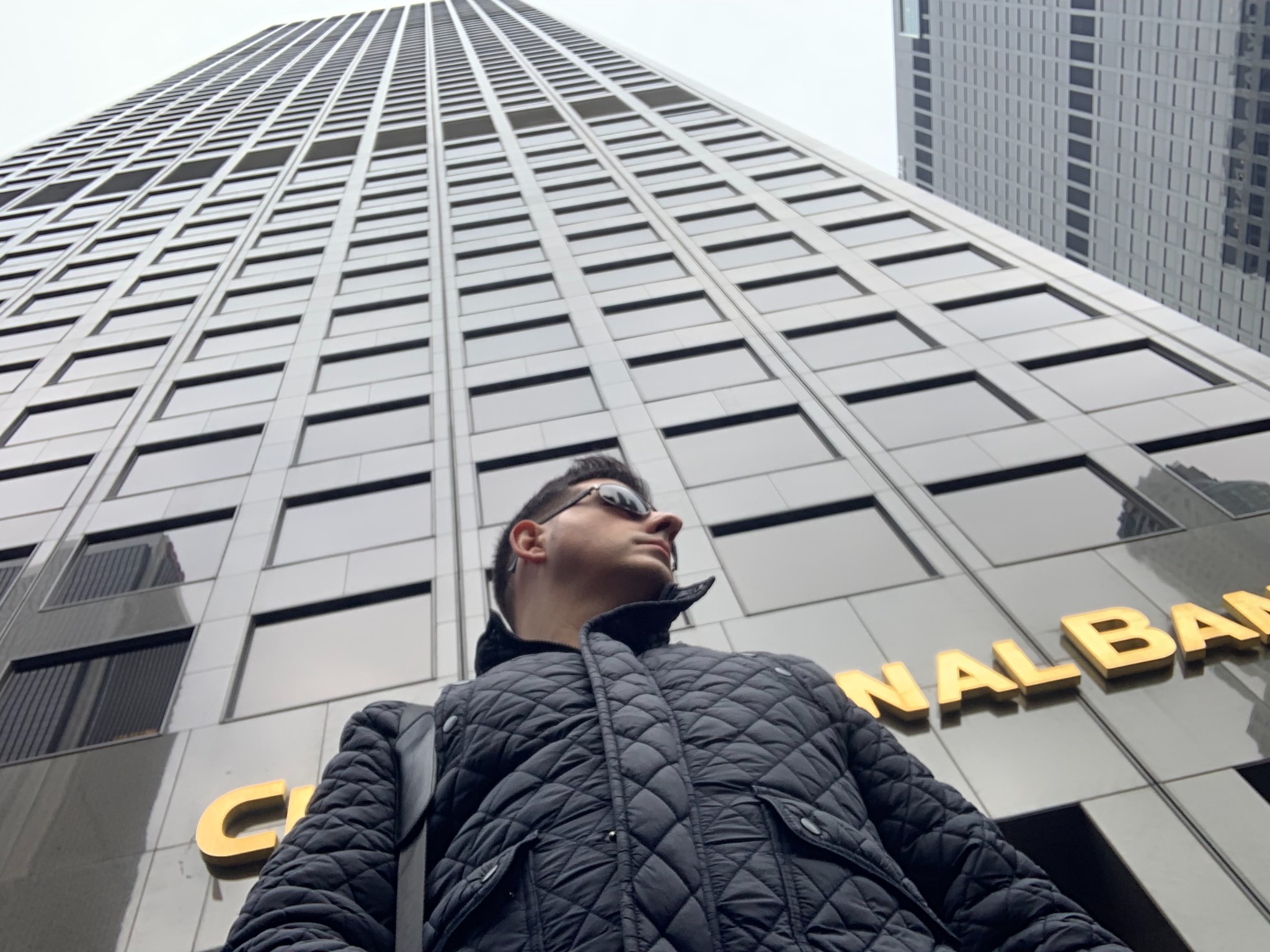 Francisco Bañón frente a un edificio financiero
