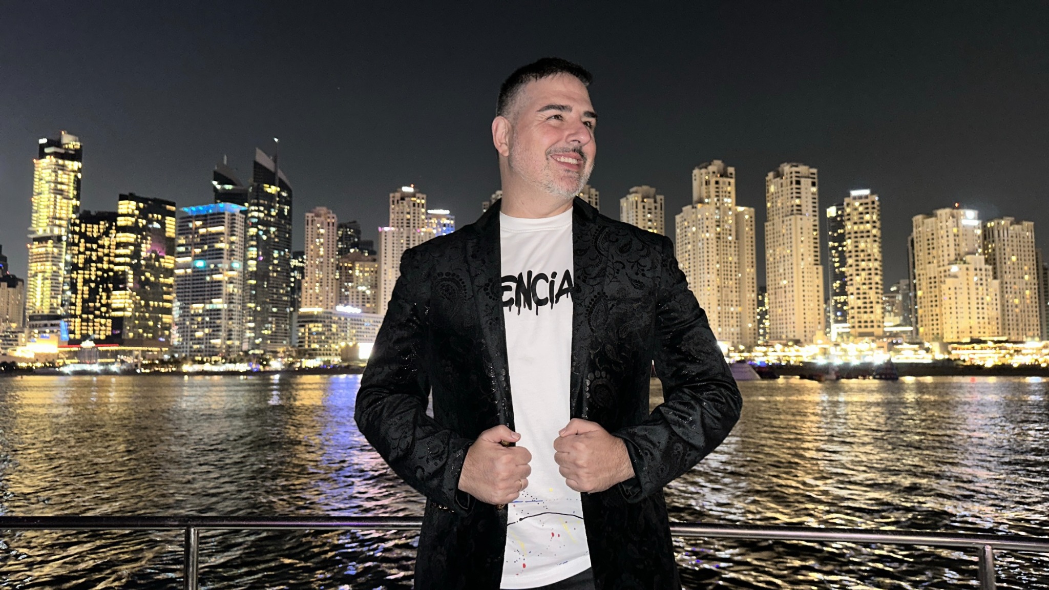 Francisco Bañón con el skyline nocturno de Dubái