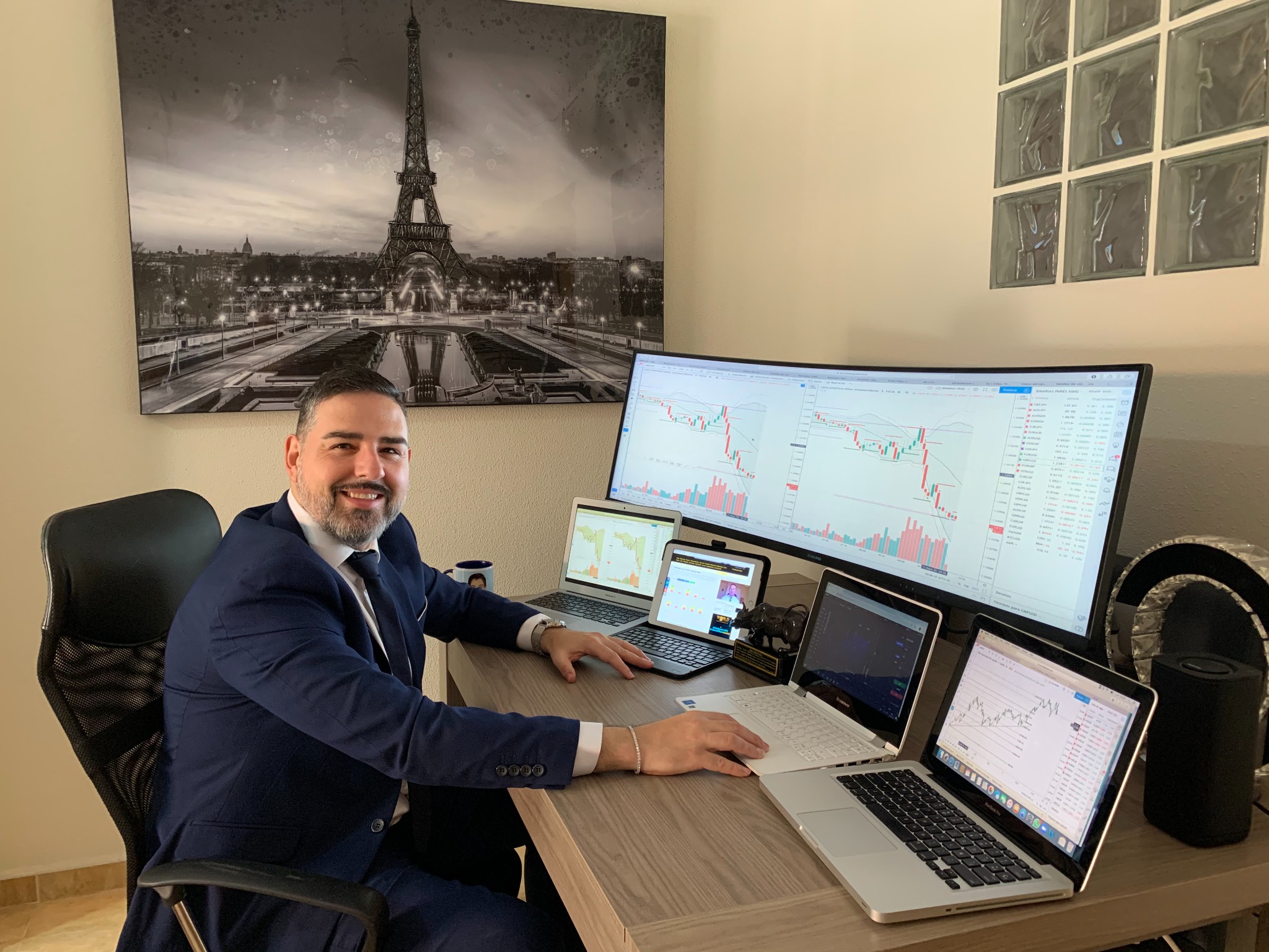 Francisco Bañón analizando mercados frente a varias pantallas de trading